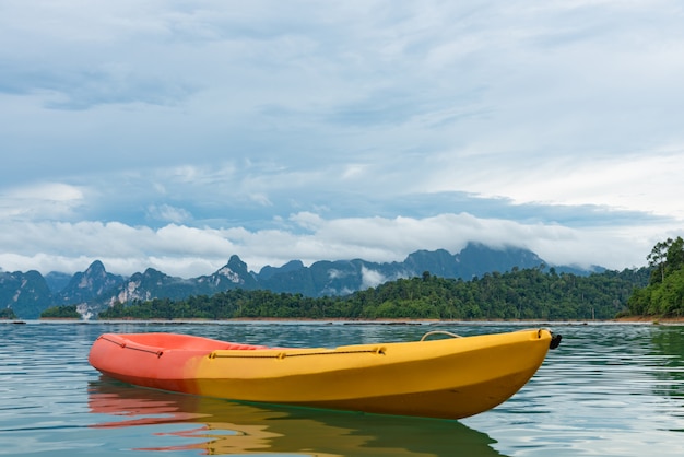 Kayak tra le montagne