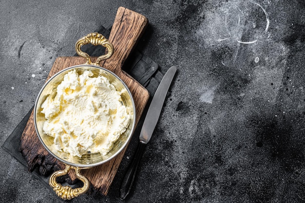 Kaymak Crema di burro alla panna in una padella rustica Sfondo nero Vista dall'alto Spazio di copia