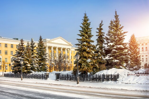 Kazan Institute of Chemical in una mattina di sole invernale