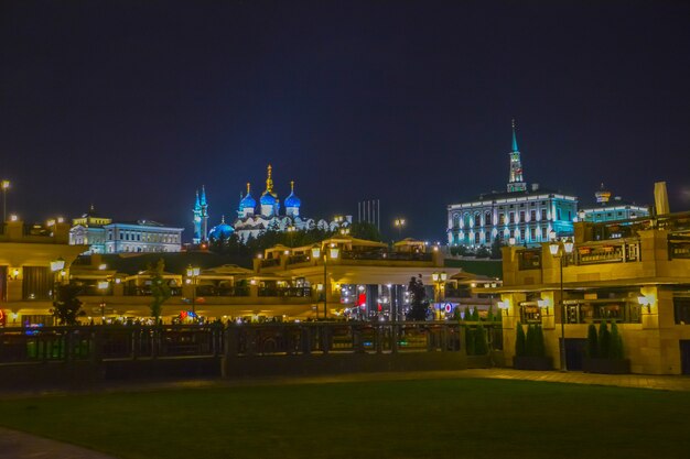 Kazan, Repubblica del Tatarstan, Russia. Vista del Cremlino di Kazan con il Palazzo Presidenziale, la Cattedrale dell'Annunciazione, la Torre Soyembika e la Moschea Qolsharif dal fiume Kazanka.