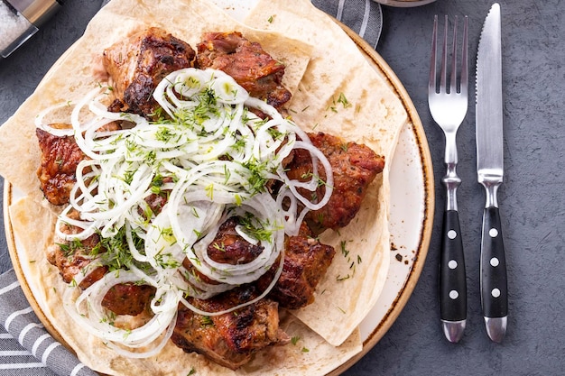 Kebab alla griglia con cipolla su un piatto Vista dall'alto