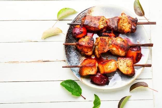 Kebab appetitoso in marinata di prugne