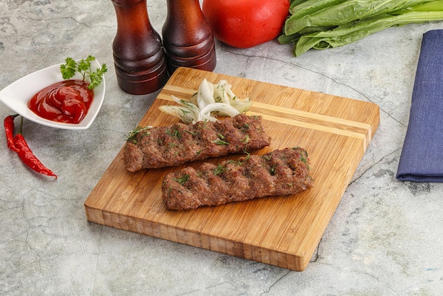 Kebab con carne di manzo servita cipolla e salsa