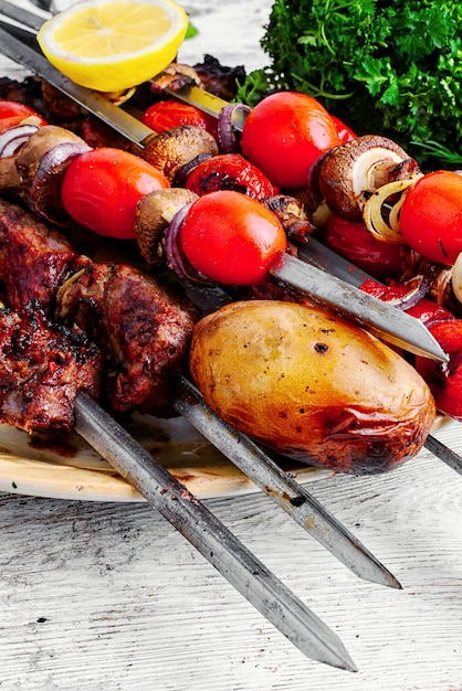 Kebab cucinato su spiedini