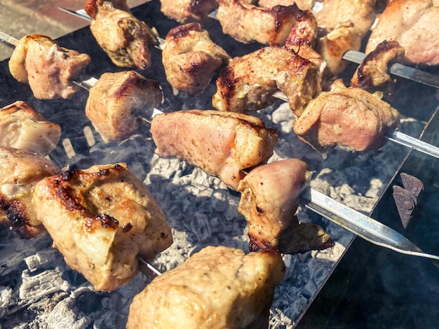 Kebab di carne su spiedini si trova sulla griglia una crosta viene cotta su pezzi di carne alla griglia piatti barbecue