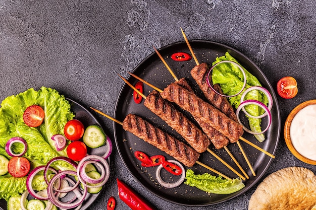 Kebab di carne tradizionale medio orientale arabo o mediterraneo