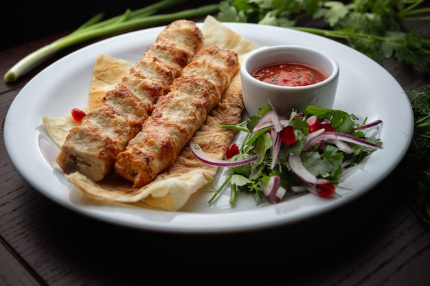 Kebab di Lula con erbe e salsa, pollo