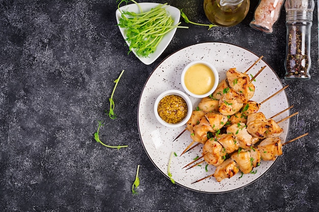 Kebab di pollo alla griglia e insalata con cetrioli, ravanelli e cipolla