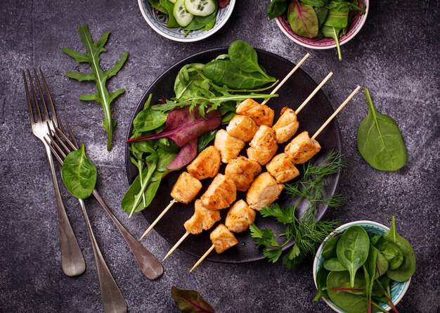 Kebab di pollo con insalata verde. Messa a fuoco selettiva