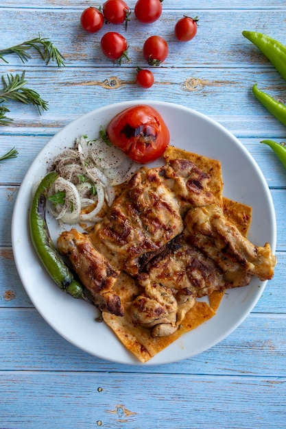 Kebab di pollo con pita pomodori e cetrioli sottaceto Kebab turco Pirzola