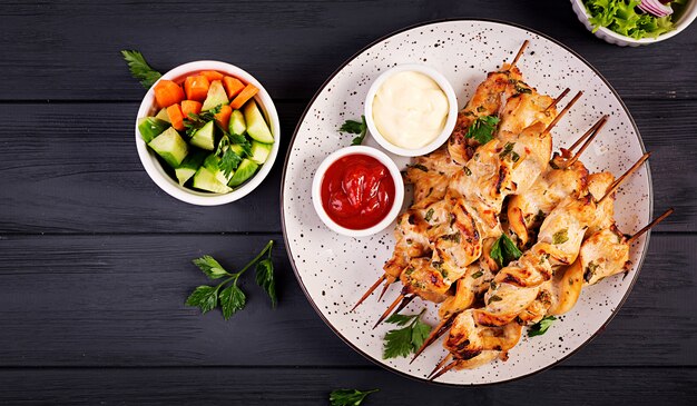 Kebab di pollo con verdure fresche