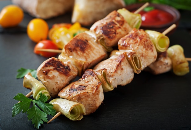 Kebab di pollo con zucchine