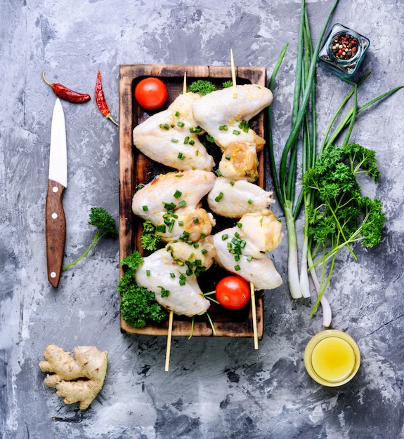 Kebab di pollo marinato sul bastone