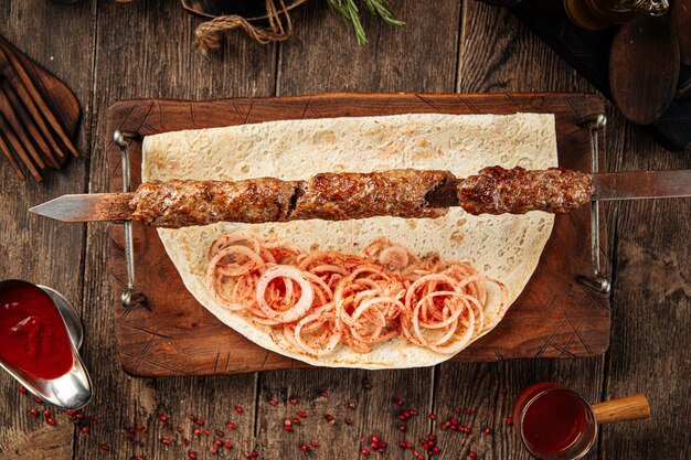 Kebab lyulya di manzo caucasico con cipolla marinata