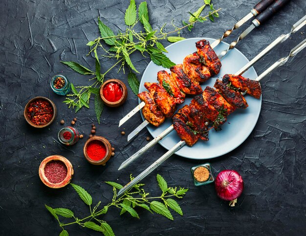 Kebab su spiedini con marinata di ortiche. Carne su spiedini, barbecue