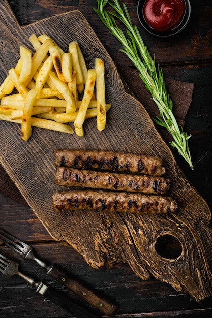 Kebab tradizionale greco turco cibo a base di carne su vecchio tavolo in legno scuro sfondo vista dall'alto piatto lay