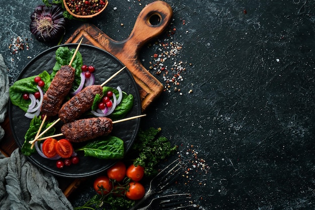 Kebab Tradizionale kebab di carne araba o mediterranea del Medio Oriente con verdure ed erbe aromatiche Vista dall'alto Spazio libero per il testo