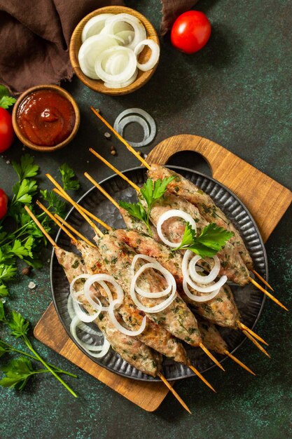 Kebab turco Kebab fatti in casa su uno spiedino con verdure e salsa Vista dall'alto