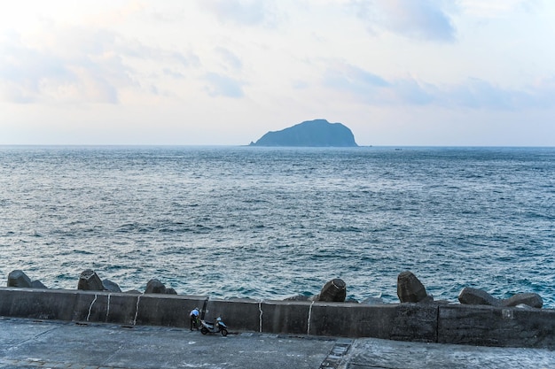 Keelung City Taiwan SEP 14 2019 La nave in mare sullo sfondo è l'isolotto di keelung