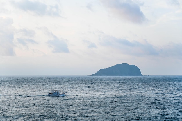 Keelung City Taiwan SEP 14 2019 La nave in mare sullo sfondo è l'isolotto di keelung