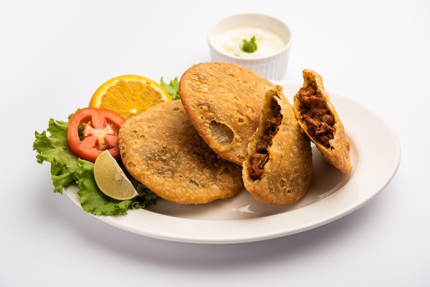 Keema kachori è un popolare spuntino croccante e delizioso indiano o pakistano con un delizioso ripieno di qeema noto anche come Khasta Kheema Kachauri