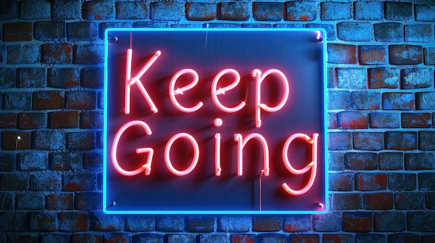 Keep going in caratteri al neon montati su uno sfondo di muratura di mattoni rustici che servono come costante promemoria di perseveranza e determinazione