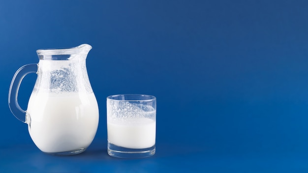 Kefir di bevande fermentate fatte in casa su uno sfondo blu alla moda, concetto di cibo fermentato naturale e salute intestinale