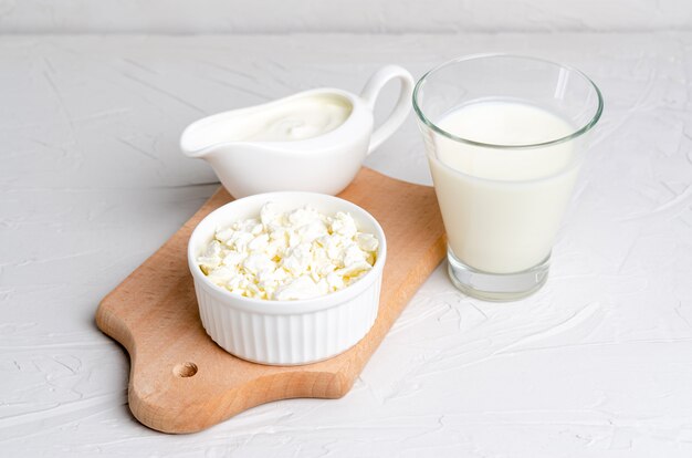 Kefir fermentato fatto in casa, ricotta e panna acida