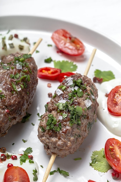 Kefta tradizionale fatto in casa o kebab di carne. concetto halal. Cibo arabo e turco