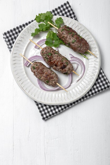 Kefta tradizionale fatto in casa o kebab di carne. concetto halal. Cibo arabo e turco