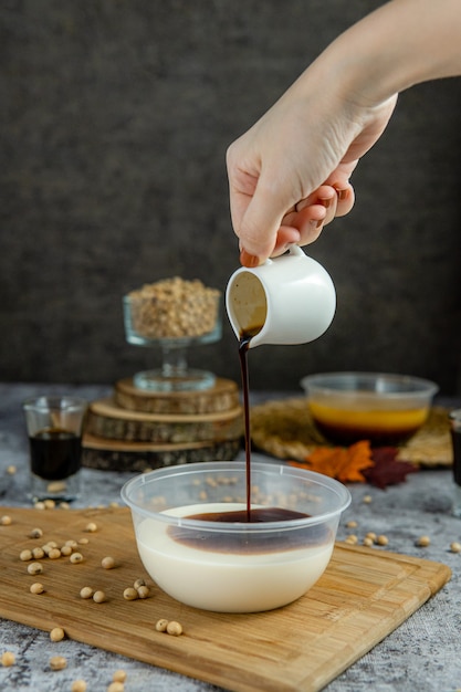 Kembang Tahu o Douhua è uno spuntino cinese a base di tofu molto morbido Kembang tahu è una bevanda allo zenzero e contiene tofu beancurd a base di succo di soia e sciroppo di zucchero di palma