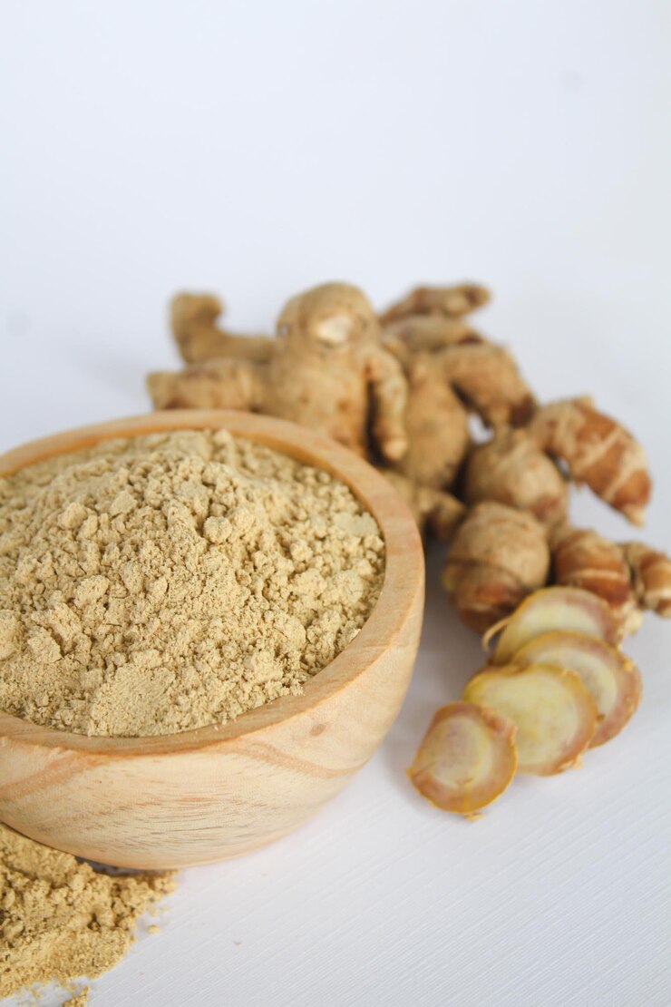 kencur aromatico allo zenzero e ingredienti in polvere in una ciotola di legno