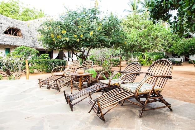 Kenia. Mobili eleganti in legno in un giardino africano