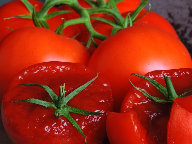 Ketchup dentro un pomodoro.