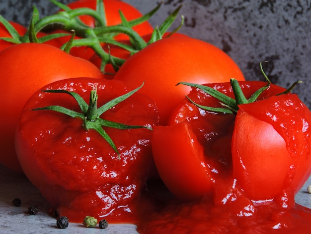 Ketchup dentro un pomodoro.