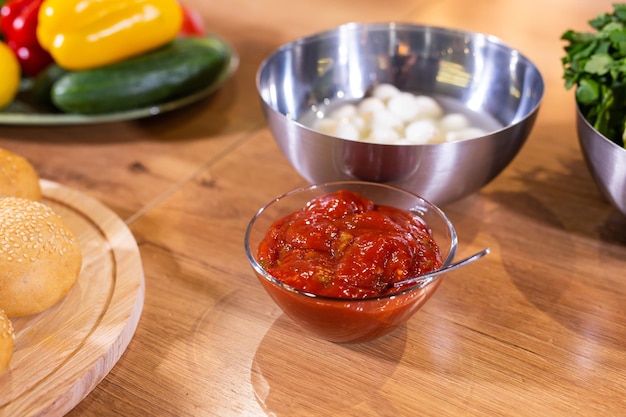 Ketchup di pomodoro fatto in casa in una ciotola in cucina