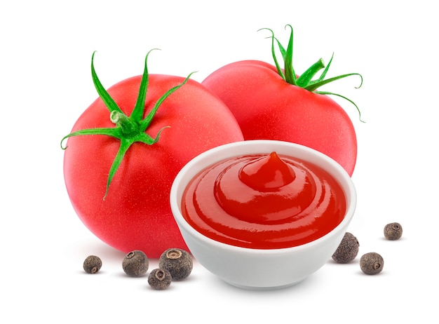 Ketchup in una ciotola con pomodori freschi