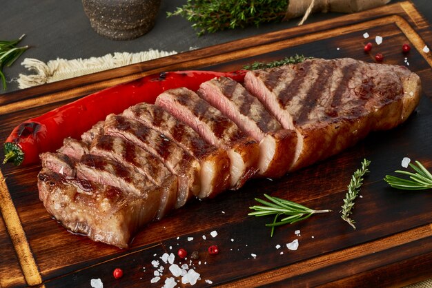 Keto di dieta chetogenica media bistecca di manzo, grigliata grigliata sul tagliere. Ricetta Paleo con carne