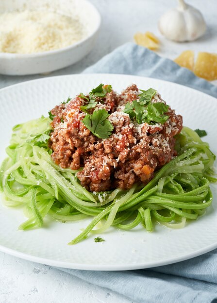 Keto di pasta alla bolognese con carne trita e zucchine