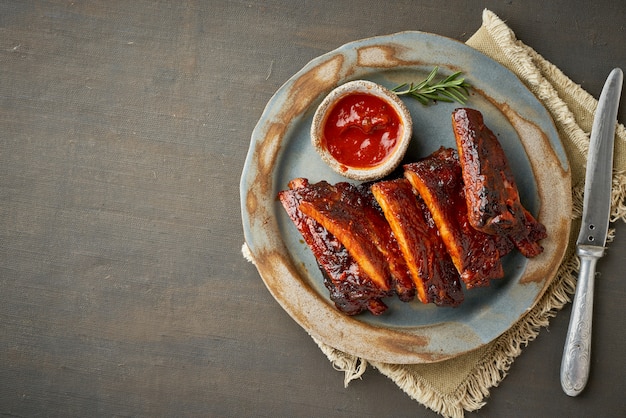 Keto food, costolette di maiale al barbecue speziate.