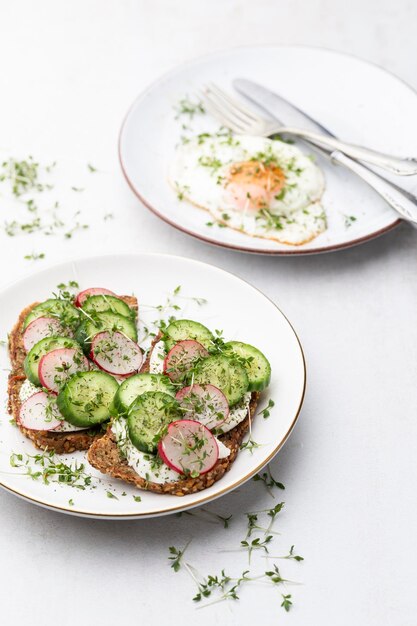 Keto Toast con mozzarella all'uovo di cetriolo e microgreens