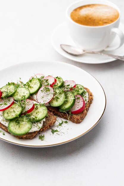 Keto Toast con mozzarella all'uovo di cetriolo e microgreens