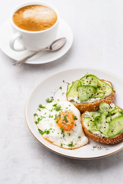 Keto Toast con ricotta, uova, cetrioli e sesamo nero.