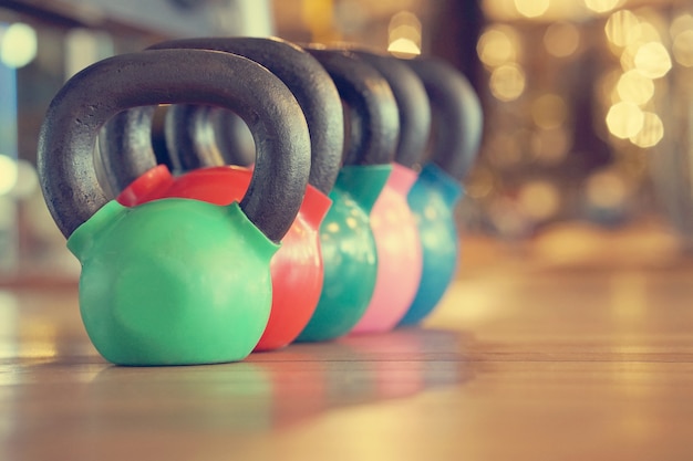 Kettlebell colorati in palestra