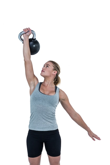 Kettlebell di sollevamento della donna muscolare seria