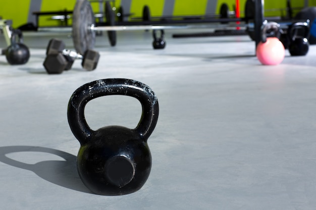 Kettlebell in palestra crossfit con barre di sollevamento