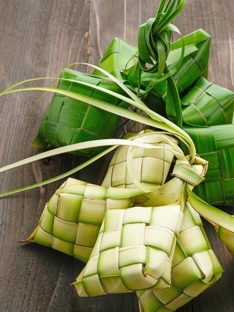Ketupat Ketupat o gnocco di riso è una prelibatezza locale durante l'Eid alFitr Involucro di riso naturale