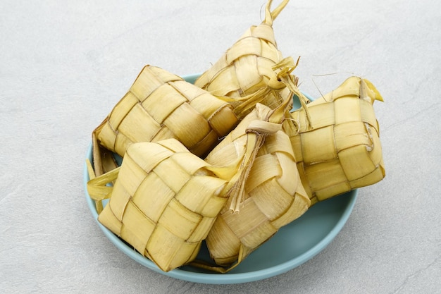 Ketupat Ketupat o gnocco di riso è una prelibatezza locale durante l'Eid alFitr