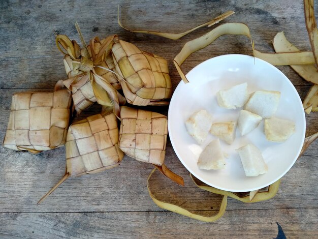 Ketupat o gnocco di riso su sfondo di legno Cibo culinario indonesiano