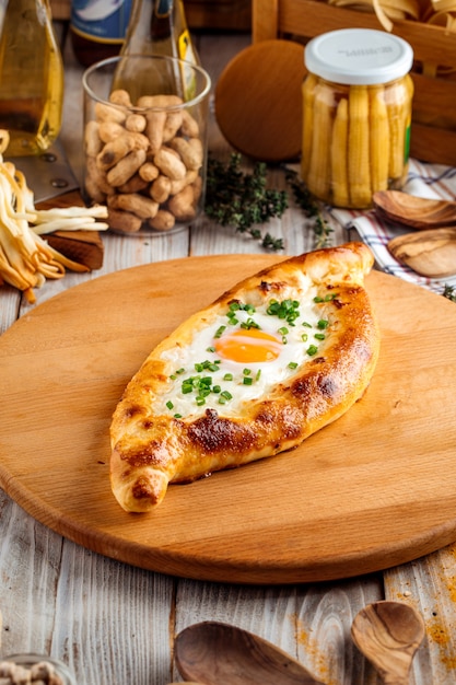 Khachapuri Adjarian di cucina caucasica con l'uovo